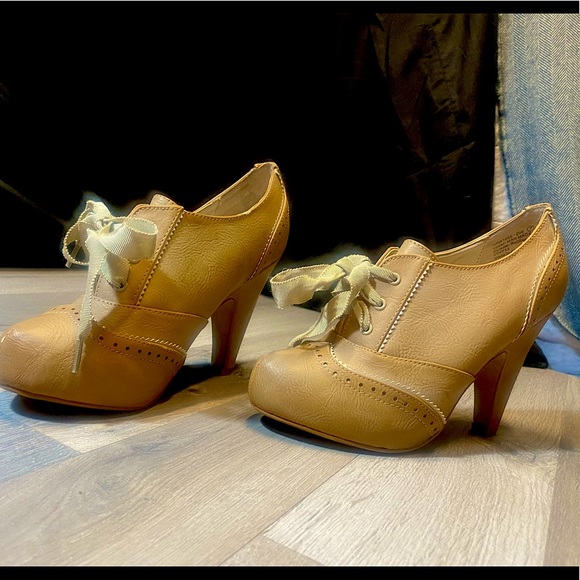 Wingtip Booties - Picture 1 of 9